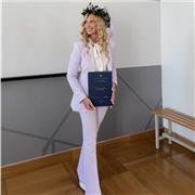 Laureata in giurisprudenza impartisce lezioni di diritto civile a studenti del liceo e universitari